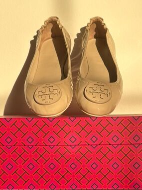 Tory Burch Women's Stone Gray Patent Logo Ballet Flats